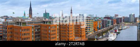 Hambourg, Allemagne - février 21 2020 : vue du paysage urbain de Рanoramic Hambourg, Allemagne. Au premier plan, le quartier du port (HafenCity) et le Sandtorkai le Kai Banque D'Images