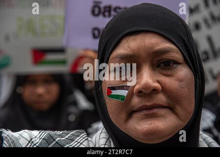 Bangkok, Thaïlande. 21 octobre 2023. Une manifestante pro-palestinienne vue peinte avec les couleurs du drapeau palestinien sur sa joue pendant la manifestation devant l'ambassade d'Israël à Bangkok. Des manifestants pro-palestiniens se sont rassemblés devant l'ambassade d'Israël à Bangkok pour exprimer leur soutien aux Palestiniens dans le conflit israélo-Hamas à Gaza. Crédit : SOPA Images Limited/Alamy Live News Banque D'Images