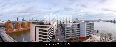 Hambourg, Allemagne - février 21 2020 : vue du paysage urbain de Рanoramic Hambourg, Allemagne. Au premier plan, le quartier du port (HafenCity) et le Sandtorkai le Kai Banque D'Images