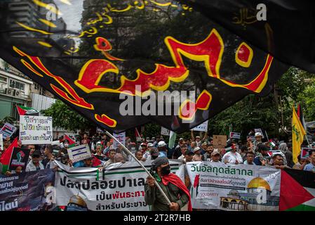 Un manifestant pro-palestinien brandit un énorme drapeau pendant la manifestation devant l'ambassade d'Israël à Bangkok. Des manifestants pro-palestiniens se sont rassemblés devant l'ambassade d'Israël à Bangkok pour exprimer leur soutien aux Palestiniens dans le conflit israélo-Hamas à Gaza. (Photo de Peerapon Boonyakiat / SOPA Images/Sipa USA) Banque D'Images