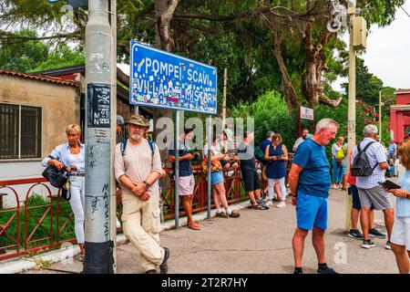 POMPÉI, ITALIE - SEPTEMBRE 20 2023 : des touristes attendent un train à la gare de Pompéi Scavi. Pompéi est une ancienne ville romaine détruite en 79 AD par l'éruptio Banque D'Images