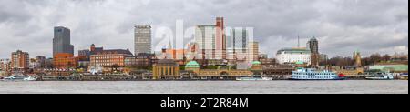 Hambourg, Allemagne - février 21 2020 : vue panoramique du paysage urbain depuis le point de vue Steinwerder jusqu'à l'Elbe, le port et le front de mer à Hambourg, en Allemagne. Banque D'Images