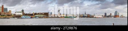 Hambourg, Allemagne - février 21 2020 : vue panoramique du paysage urbain depuis le point de vue de Steinwerder sur la rivière Elbe, Elbphilharmonie, le port et le front de mer à Hamb Banque D'Images