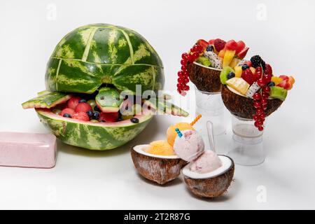 Crème glacée avec des bols de fruits créatifs de pastèque Banque D'Images