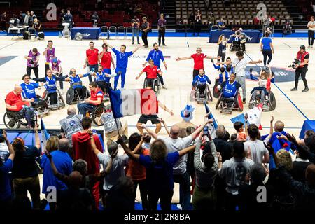 L’équipe de France et ses supporters célèbrent la victoire lors du match de la coupe internationale de rugby en fauteuil roulant entre le Japon et la France à la Halle Georges Carpentier le 20 octobre 2023 à Paris. Photo Baptiste Paquot/ABACAPRESS.COM crédit : Abaca Press/Alamy Live News Banque D'Images