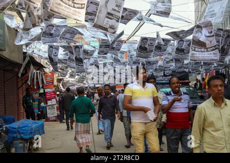 L'affiche de la campagne électorale est accrochée dans la rue lors de l'élection de Dhaka City North Corporation, Dhaka, Bangladesh. Banque D'Images