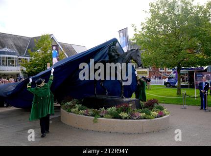Une statue du jockey Frankie Dettori est dévoilée avant le QIPCO British Champions Day à l'hippodrome d'Ascot, Berkshire. Date de la photo : Samedi 21 octobre 2023. Banque D'Images