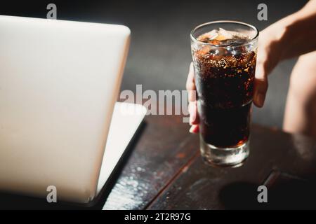 Verser dans un verre de boisson froide Banque D'Images