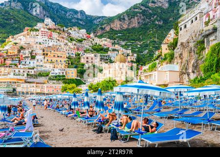 POSITANO, ITALIE - SEPTEMBRE 21 2023 : Positano est un village sur la côte amalfitaine italienne, une destination de vacances bien connue avec un front de mer de galets et narr Banque D'Images