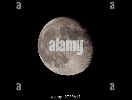 La lune déclinante qui brille dans le ciel nocturne au-dessus d'Ottawa, Canada Banque D'Images