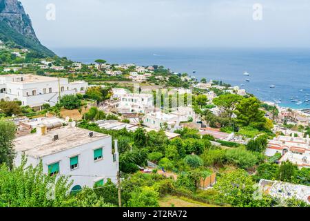 Vue imprenable sur l'île de Capri et une baie de Naples, Italie Banque D'Images