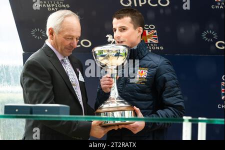 Ascot Racecourse, Berkshire, Royaume-Uni ; le jockey William Buick reçoit le trophée de Jockey Champion 2023 par Steve Cauthen, à l'hippodrome d'Ascot lors de la QIPCO British Champions Day 2023. Crédit JTW Equine Images / Alamy Live News Banque D'Images