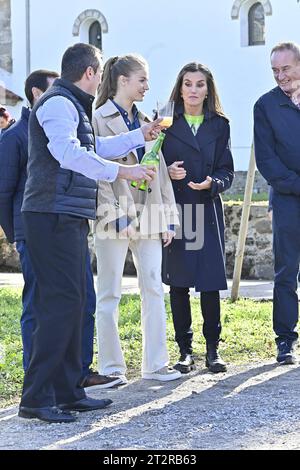 Asturies, Espagne. 21 octobre 2023. Le roi espagnol Felipe VI et la reine Letizia avec la princesse des Asturies Leonor de Borbon lors d'une visite à Arroes, Pion et Candanal (Villaviciosa) en tant que lauréat du 34e Prix annuel du Village exemplaire des Asturies, Espagne, le samedi 21 octobre 2023. Crédit : CORDON PRESS/Alamy Live News Banque D'Images