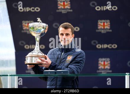 Le champion-jockey William Buick pose pour une photo avec son trophée lors de la QIPCO British Champions Day à l'hippodrome d'Ascot, Berkshire. Date de la photo : Samedi 21 octobre 2023. Banque D'Images