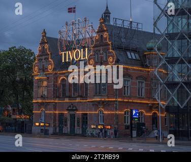 Vue nocturne du parc d'attractions Tivoli Gardens à Copenhague, Danemark Banque D'Images