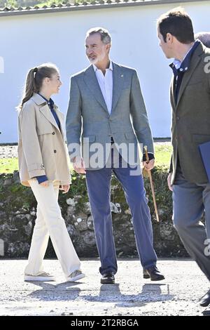 Asturies, Espagne. 21 octobre 2023. Le roi espagnol Felipe VI et la reine Letizia avec la princesse des Asturies Leonor de Borbon lors d'une visite à Arroes, Pion et Candanal (Villaviciosa) en tant que lauréat du 34e Prix annuel du Village exemplaire des Asturies, Espagne, le samedi 21 octobre 2023. Crédit : CORDON PRESS/Alamy Live News Banque D'Images