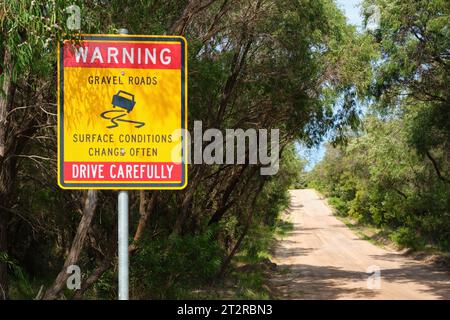 Un panneau avertissant des routes de gravier, que les conditions de surface peuvent changer souvent et de conduire prudemment, sud-ouest de l'Australie occidentale. Banque D'Images