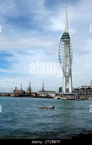 Portsmouth, Angleterre - juin 11 2006 : la Spinnaker Tower est une tour d'observation de 170 mètres (560 pieds) située sur les quais Gunwharf à Portsmouth, en Angleterre Banque D'Images