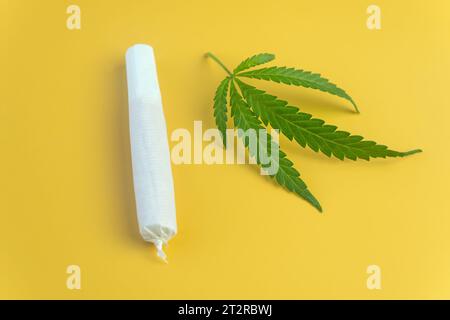 Le cannabis est sur la table jaune. Marijuana bob gros plan. Le cannabis dans le livre blanc. BMPCC. Marijuana, Weed, concept de tabagisme de drogue. CBD, THC. Préparation de canna Banque D'Images