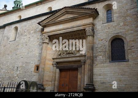 PRAGUE, République TCHÈQUE – 7 juillet 2023 : St. La basilique Georges est la plus ancienne église du château de Prague en Tchéquie, fondée par Vratis Banque D'Images