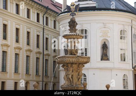 Vue sur la fontaine et le trésor sur la deuxième cour du château de Prague situé à Prague, République tchèque Banque D'Images