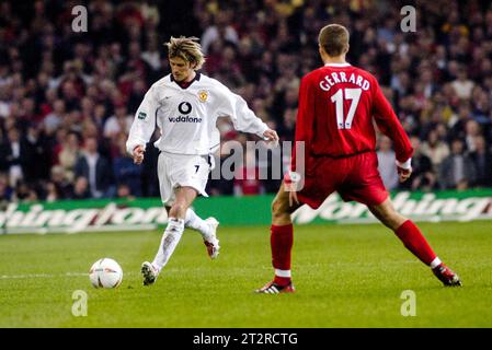 DAVID BECKHAM, STEVEN GERRARD, 2003 : David Beckham de Manchester United attaque un jeune Steven Gerrard de Liverpool lors de la finale de la coupe de la Ligue de football 2003 au Millennium Stadium de Cardiff, pays de Galles, Royaume-Uni, le 2 mars 2003. C'était la dernière saison de David Beckham à Manchester United et Liverpool a remporté cette Worthington Cup final 2-0 avec Gerrard marquant le but d'ouverture. Photo : Rob Watkins Banque D'Images