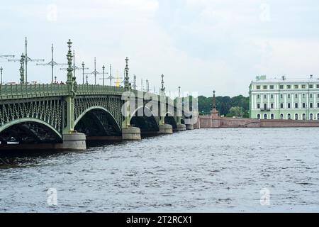 Saint-Pétersbourg, Russie - 02 août 2023 : vue sur la rivière Neva avec le pont historique de la Trinité Banque D'Images