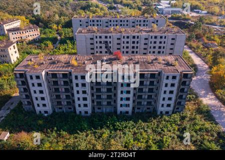 Szentkiralyszabadja, Hongrie - vue aérienne sur un quartier résidentiel abandonné, ressemble à une ville fantôme apocalyptique. Banque D'Images