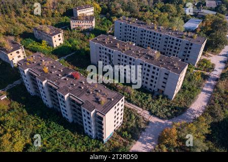 Szentkiralyszabadja, Hongrie - vue aérienne sur un quartier résidentiel abandonné, ressemble à une ville fantôme apocalyptique. Banque D'Images