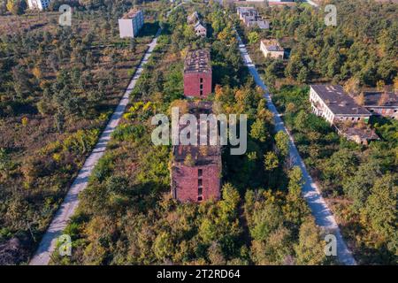 Szentkiralyszabadja, Hongrie - vue aérienne sur un quartier résidentiel abandonné, ressemble à une ville fantôme apocalyptique. Banque D'Images