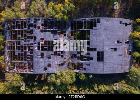 Szentkiralyszabadja, Hongrie - vue aérienne sur un quartier résidentiel abandonné, ressemble à une ville fantôme apocalyptique. Banque D'Images