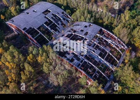 Szentkiralyszabadja, Hongrie - vue aérienne sur un quartier résidentiel abandonné, ressemble à une ville fantôme apocalyptique. Banque D'Images