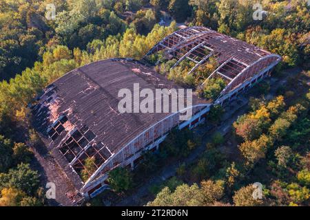 Szentkiralyszabadja, Hongrie - vue aérienne sur un quartier résidentiel abandonné, ressemble à une ville fantôme apocalyptique. Banque D'Images