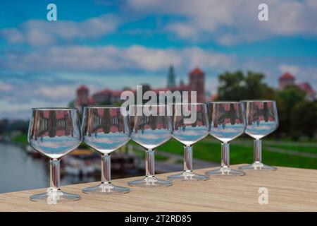 Vodka polonaise posée sur une table en bois devant le château de Wawel à Cracovie, Pologne Banque D'Images