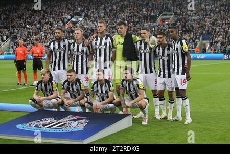 Photo de l'équipe de Newcastle United avant le coup d'envoi. - Newcastle United contre Paris Saint-Germain, UEFA Champions League, Groupe F, St James's Park Stadium, Newcastle, Royaume-Uni. - 4 octobre 2023. Usage éditorial uniquement - des restrictions DataCo s'appliquent. Banque D'Images