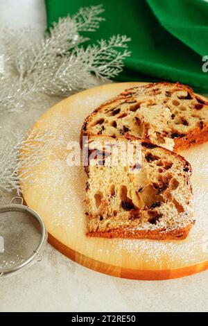 Couper panettone sur planche de bois, gâteau de Noël traditionnel italien Banque D'Images