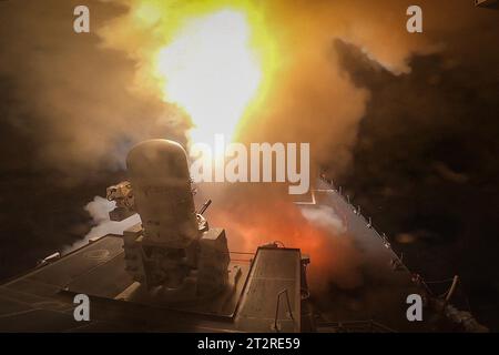 Le destroyer à missiles guidés de classe Arleigh Burke USS Carney (DDG 64) défait une combinaison de missiles Houthi et de véhicules aériens sans pilote dans la mer Rouge, le 19 octobre 2023. Carney est déployé dans la zone d'opérations de la 5e flotte américaine pour aider à assurer la sécurité et la stabilité maritimes dans la région du Moyen-Orient. Photo de MC2 Aaron Lau/États-Unis Navy/UPI crédit : UPI/Alamy Live News Banque D'Images