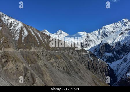 Zoji la, Inde. 21 octobre 2023. Les véhicules passent par Zojia, un dangereux col de montagne dans l'Himalaya, qui relie la vallée du Cachemire au territoire de l'Union du Ladakh frontalier de la Chine. Zojila est un col de haute montagne à une altitude de 3,536 m (11 601 pieds) au-dessus du niveau de la mer, également connu sous le nom de « col de montagne des Blizzards ». Crédit : SOPA Images Limited/Alamy Live News Banque D'Images