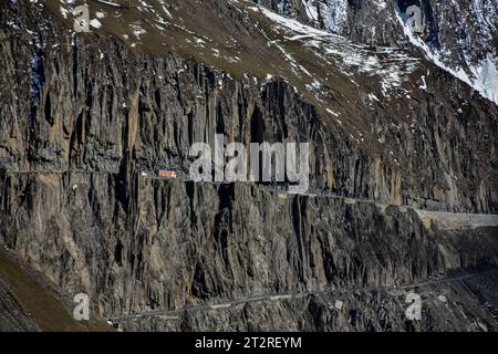 Les véhicules passent par Zojia, un dangereux col de montagne dans l'Himalaya, qui relie la vallée du Cachemire au territoire de l'Union du Ladakh frontalier de la Chine. Zojila est un col de haute montagne à une altitude de 3,536 m (11 601 pieds) au-dessus du niveau de la mer, également connu sous le nom de « col de montagne des Blizzards ». (Photo de Saqib Majeed / SOPA Images/Sipa USA) Banque D'Images