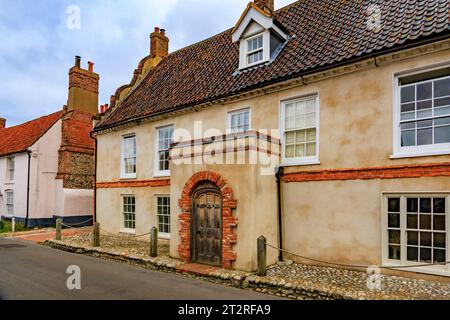 Une imposante maison de ville avec des pignons hollandais sur la High Street à Cley Next the Sea, North Norfolk, Angleterre, Royaume-Uni Banque D'Images