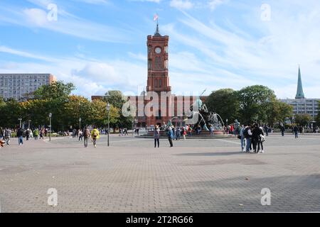 Berlin, Allemagne, 14 octobre 2023, vue de l'Alexanderplatz sur l'hôtel de ville rouge avec fontaine Neptune au premier plan. Banque D'Images