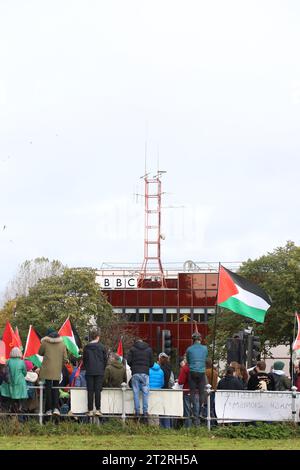 Newcastle upon Tyne, Royaume-Uni. 21 octobre 2023. Veillée pour la Palestine tenue devant BBC Broadcasting House à Newcastle upon Tyne. Les manifestants palestiniens se souviennent des Gazaouis, des Palestiniens tués en Cisjordanie. Les manifestants palestiniens remettent à la BBC une pétition demandant que la BBC et les médias traditionnels cessent le journalisme trompeur et incendiaire qui a exacerbé le récit anti-palestinien et veulent que tous les médias traditionnels et nos politiciens rendent des comptes, Newcastle upon Tyne, Royaume-Uni, 20 octobre 2023, crédit : DEW/Alamy Live News Banque D'Images