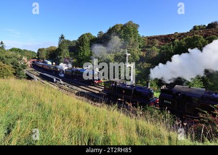 Double header rencontre double header à la gare de Goathland sur le North Yorkshire Moors Railway lors du gala du 50e anniversaire du chemin de fer. Banque D'Images