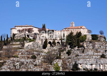 France, côte d'azur, Gourdon est un village perché pittoresque avec son château et sa source fragante. Banque D'Images