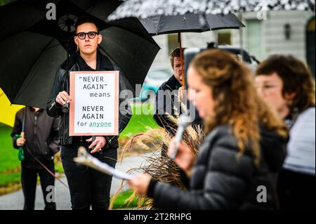 Montpelier, États-Unis. 20 octobre 2023. Un participant tient une pancarte faisant référence à l'Holocauste lors d'un rassemblement à la Vermont State House à Montpelier, VT, États-Unis, pour pleurer les victimes des conflits en Israël et à Gaza. Crédit : John Lazenby/Alamy Live News Banque D'Images