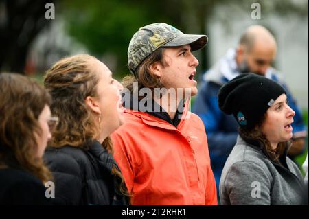 Montpelier, États-Unis. 20 octobre 2023. Les participants chantent lors d'un rassemblement à la Vermont State House à Montpelier, VT, États-Unis, pour pleurer les victimes des conflits en Israël et à Gaza. Crédit : John Lazenby/Alamy Live News Banque D'Images