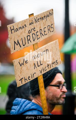 Montpelier, États-Unis. 20 octobre 2023. Participant avec signe protestent contre la violence par le Hamas et Israël lors d'un rassemblement à la Vermont State House à Montpelier, VT, USA, pour pleurer les victimes des conflits en Israël et Gaza. Crédit : John Lazenby/Alamy Live News Banque D'Images