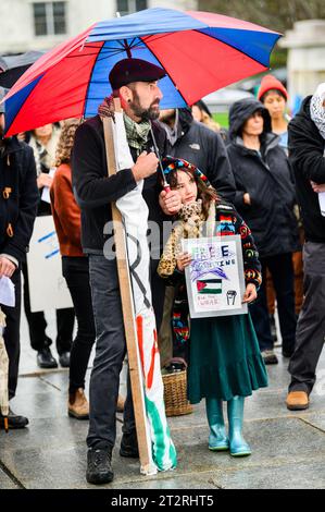 Montpelier, États-Unis. 20 octobre 2023. Les participants lors d'un rassemblement à la Vermont State House à Montpelier, VT, États-Unis, pour pleurer les victimes des conflits en Israël et à Gaza tiennent le signe de la Palestine libre. Crédit : John Lazenby/Alamy Live News Banque D'Images