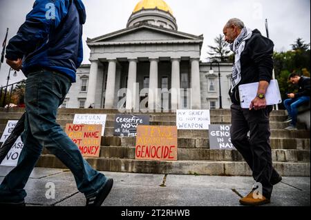 Montpelier, États-Unis. 20 octobre 2023. Les participants marchent devant des panneaux lors d'un rassemblement à la Vermont State House à Montpelier, VT, États-Unis, pour pleurer les victimes des conflits en Israël et à Gaza. Crédit : John Lazenby/Alamy Live News Banque D'Images