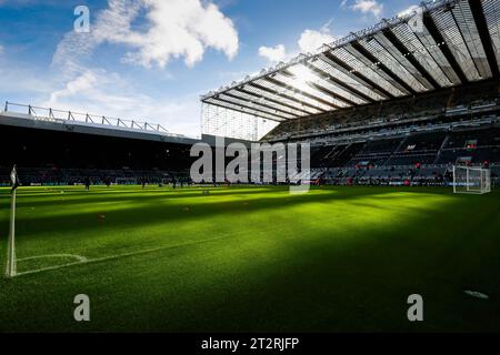 21 octobre 2023 ; St James' Park, Newcastle, Angleterre ; Premier League football, Newcastle United contre Crystal Palace ; le soleil de l'après-midi brille sur le toit du Milburn Stand à St James Park avant le coup d'envoi Banque D'Images